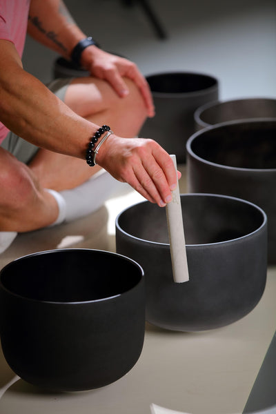 TOPFUND 6-10" 432Hz Chakra Set of 7 Black Crystal Singing Bowls with Heavy Duty Carrying Cases and Mallets